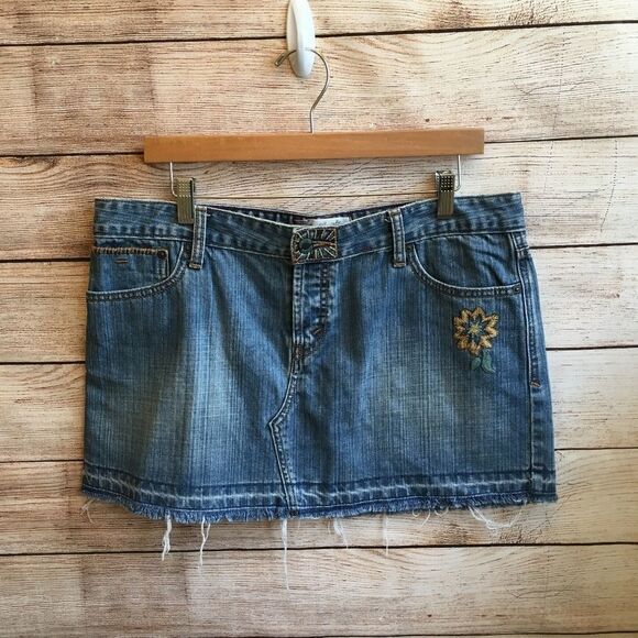 LEVIS JEANS SKIRT WITH EMBROIDERY & RELEASED HEM‎ - Picture 1 of 6